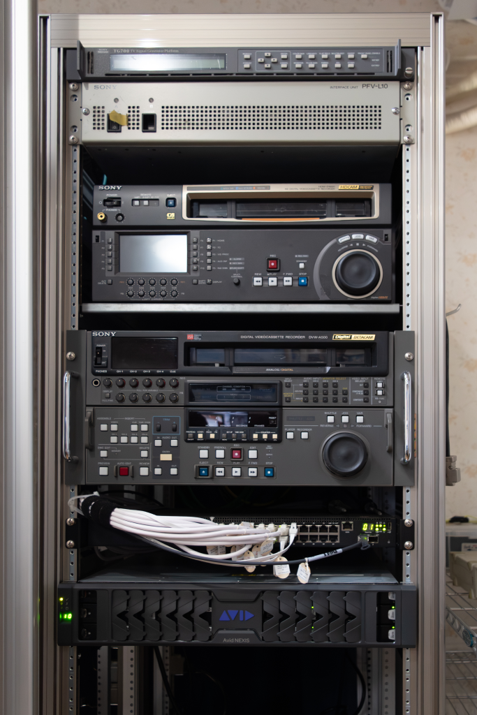 編集室のバックエンドを支えるAvid NEXIS共有ストレージとネットワーク機器のラック。