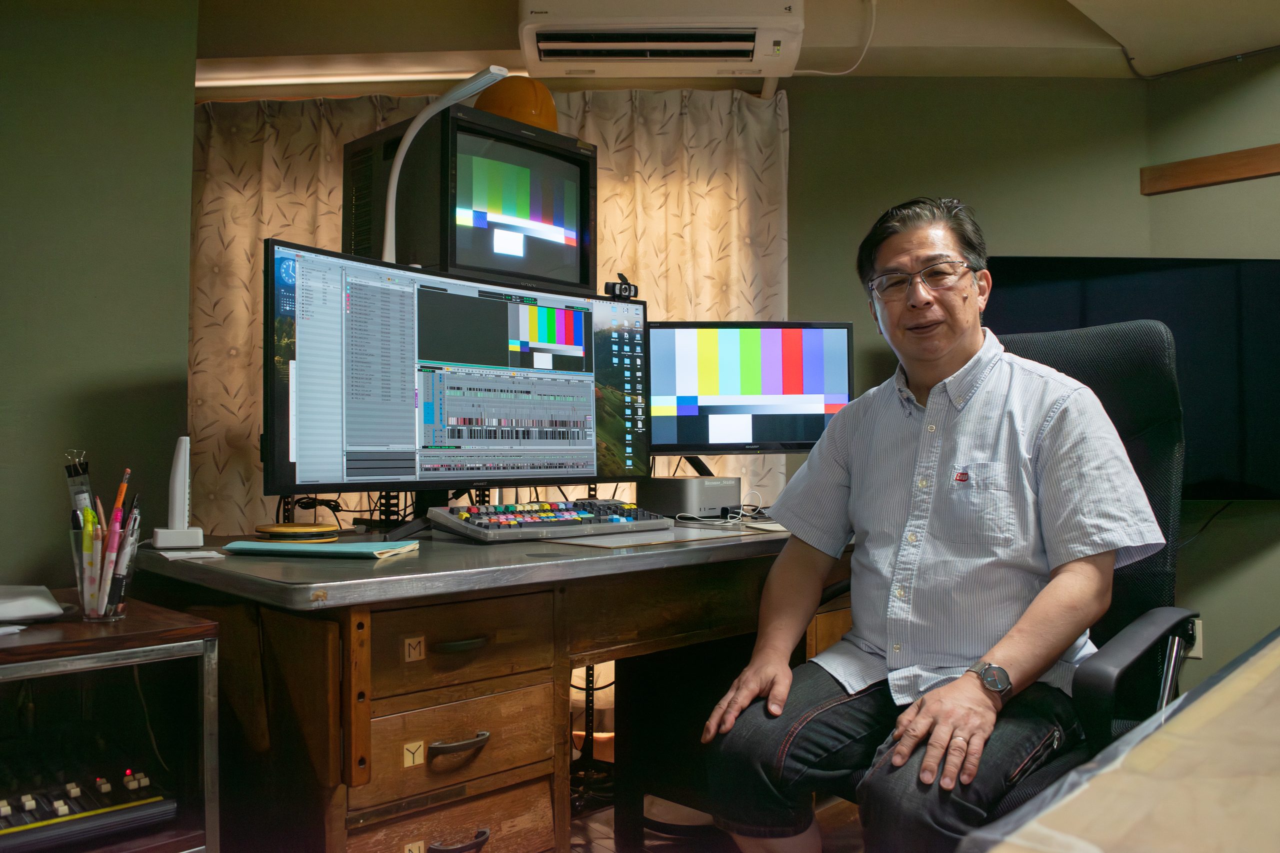 株式会社岡安プロモーションの最新アニメ編集室。Avid Media Composerとマルチモニタが並ぶプロフェッショナルな作業環境。